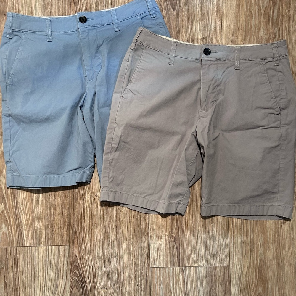 2 Hollister Men's Light Blue and Tan Flat Front Shorts 30